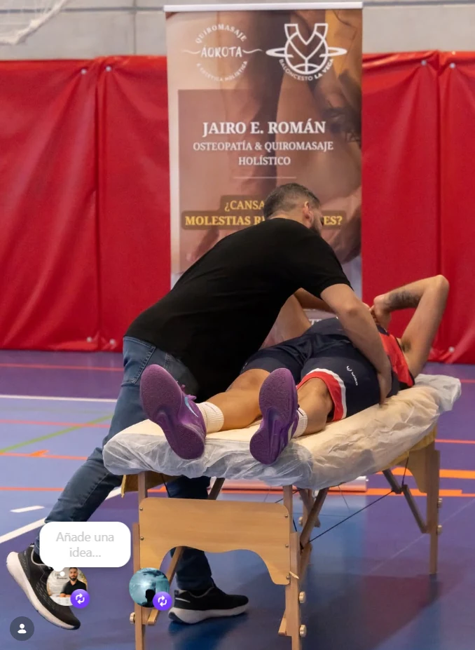 Jairo E. Román atendiendo a un jugador de baloncesto durante una colaboración