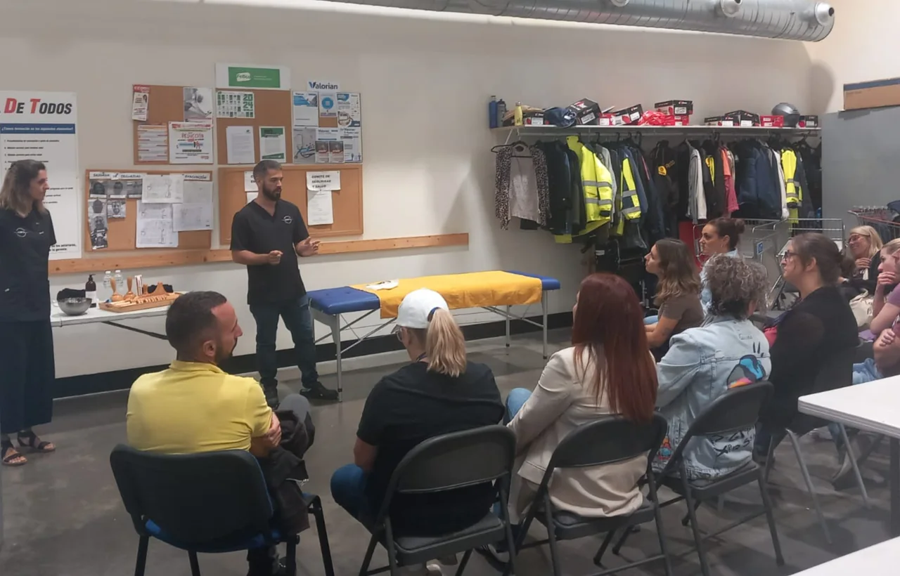 Jairo E. Román impartiendo un taller y trabajando con un equipo